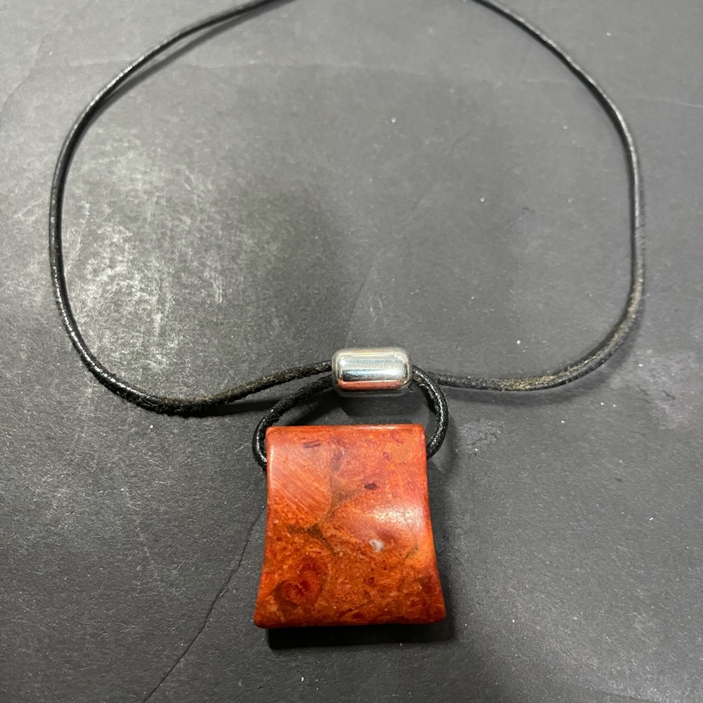 Leather necklace with coral stone pendant SS.